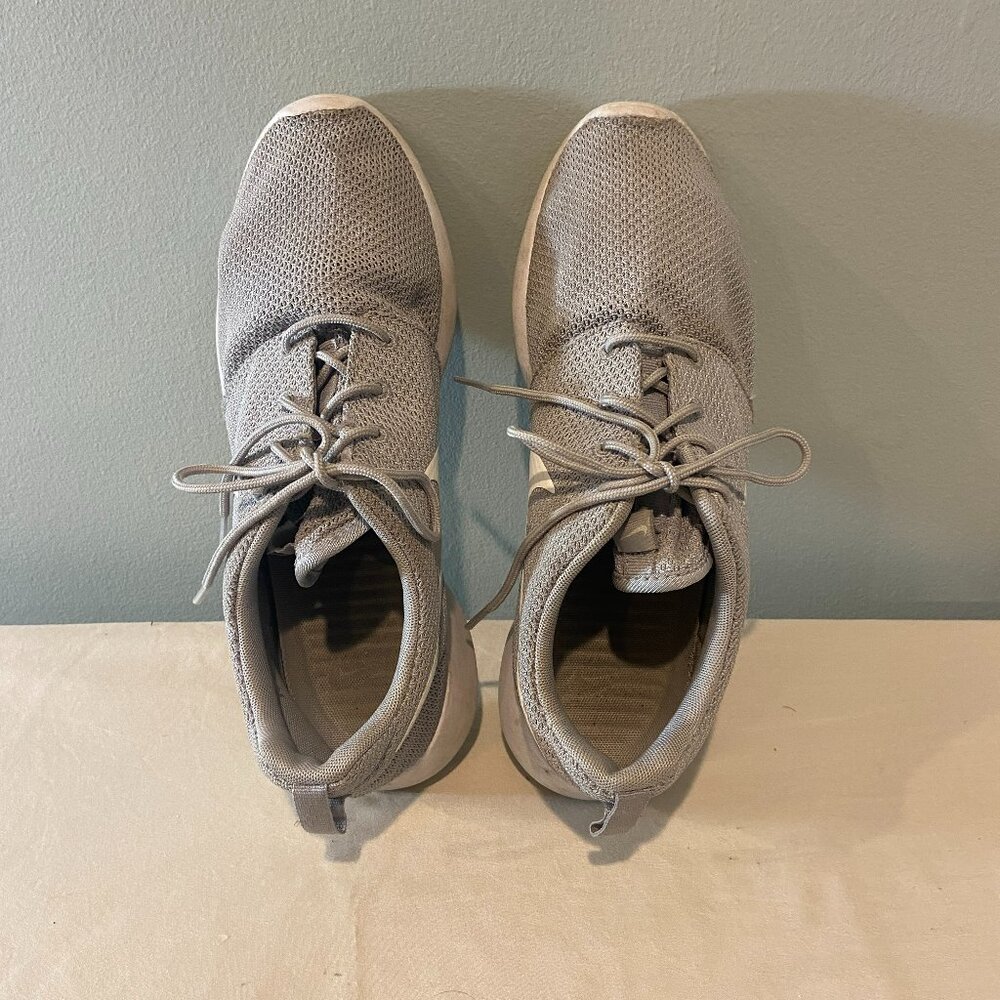Nike Women's Running sneaker. Gray size 8.5. Low wear.